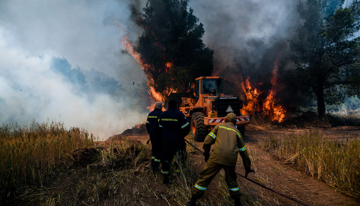 ΠΥΡΚΑΓΙΑ ΣΕ ΔΑΣΙΚΗ ΕΚΤΑΣΗ ΣΤΗΝ ΚΟΡΙΝΘΙΑ / ΟΙΚΙΣΜΟΣ ΠΕΥΚΕΝΕΑΣ 