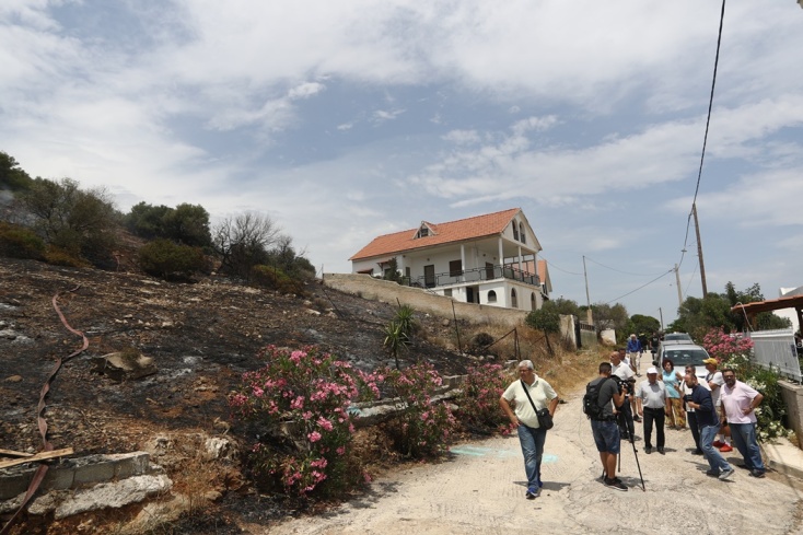 Φωτιά τώρα στη Λούτσα: Πυροσβέστες και πολίτες σε κοντινό σημείο από τη φωτιά, όπου υπάρχουν σπίτια