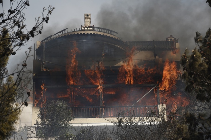 Φωτιά τώρα στη Βούλα: Στις φλόγες το εξωτερικό σπιτιού
