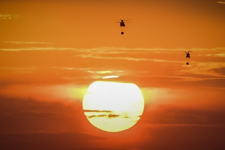 Φωτιά τώρα στη Βούλα: Καπνοί με φόντο τον ήλιο και καναντέρ που επιχειρούν στην πυρκαγιά