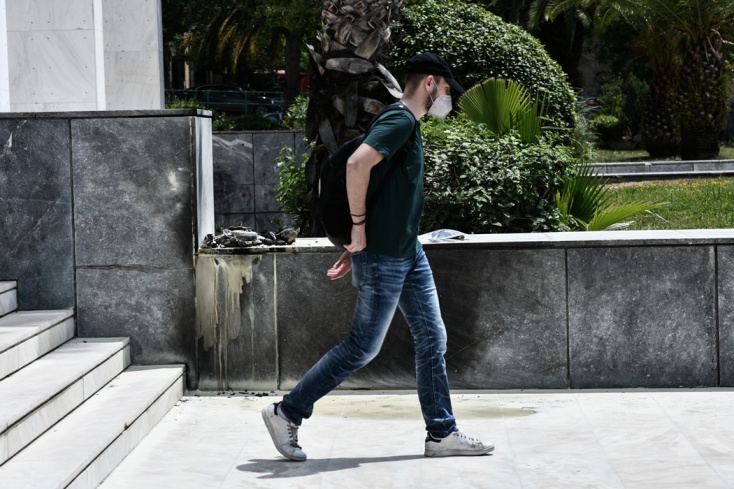 Σχολική τσάντα πήρε φωτιά έξω από τα σκαλάκια του Αρείου Πάγου