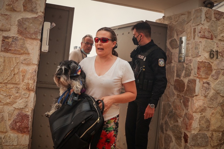 Φωτιά τώρα στη Βούλα: Πόρτα- πόρτα αστυνομικοί απομακρύνουν κατοίκους από τις οικείες τους