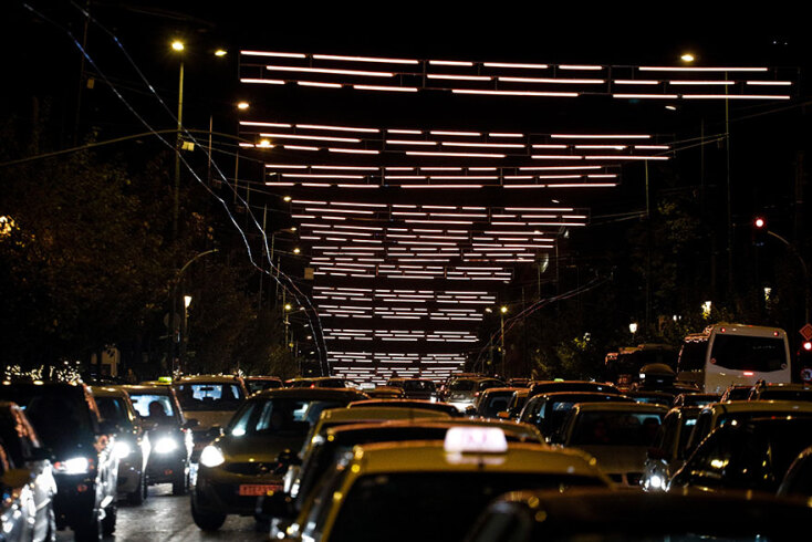 Χριστούγεννα 2019: Ο minimal χριστουγεννιάτικος στολισμός στη Βασιλίσσης Σοφίας που είχε προκαλέσει σχόλια τύπου «Σκηνή βγαλμένη από την ταινία Tron»