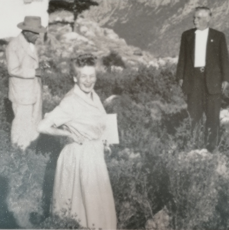 Η Καρές Κρόσμπι με τον Δημήτρη Πικιώνη και τον Δημήτρη Γαζή μπροστά από το Παβιλιόν