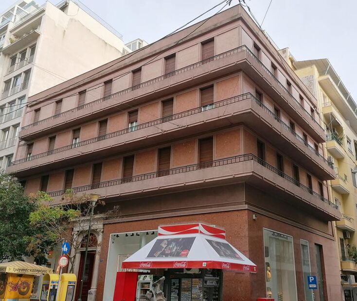 Ερμού 9 &amp; Βουλής. Κτίριο του μεσοπολέμου, όπου στεγαζόταν το Βρετανικό Συμβούλιο, πριν μεταφερθεί στο Κολωνάκι. Τώρα, εδώ στεγάζονται τα καταστήματα ΖΑRA.