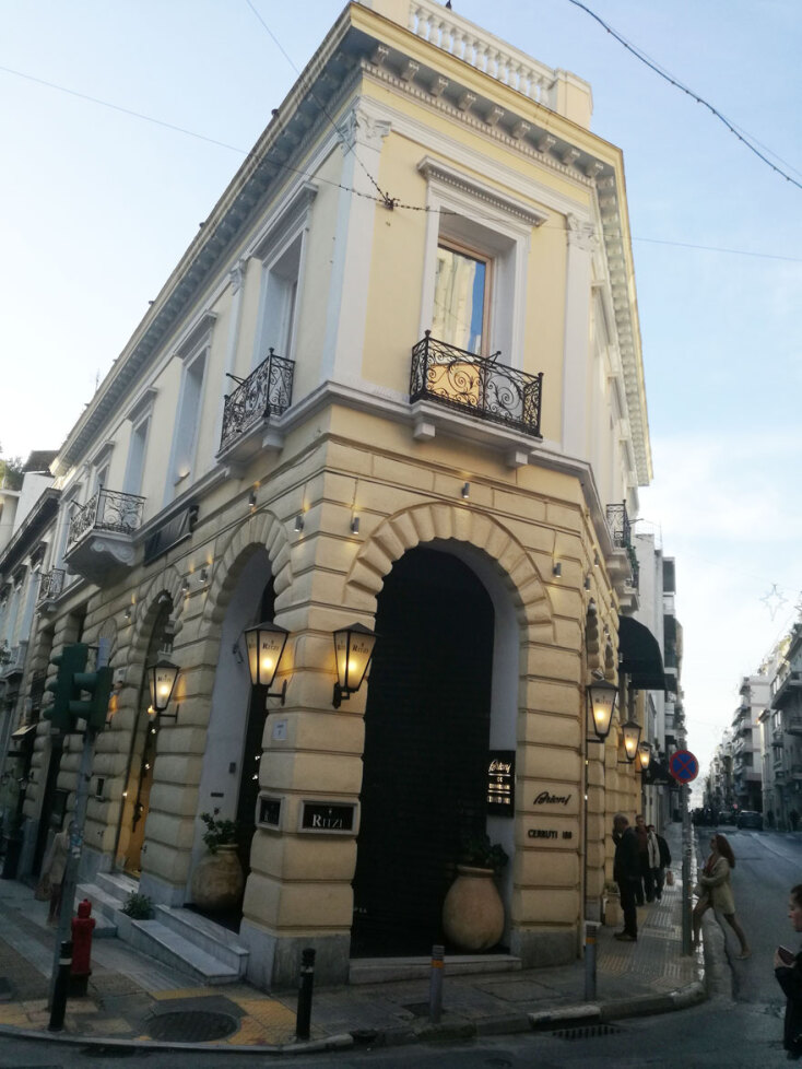 Το νεοκλασικό διώροφο κτίριο του 1853, στη γωνία Σόλωνος και Κανάρη 1 του Ερνέστου Τσίλλερ