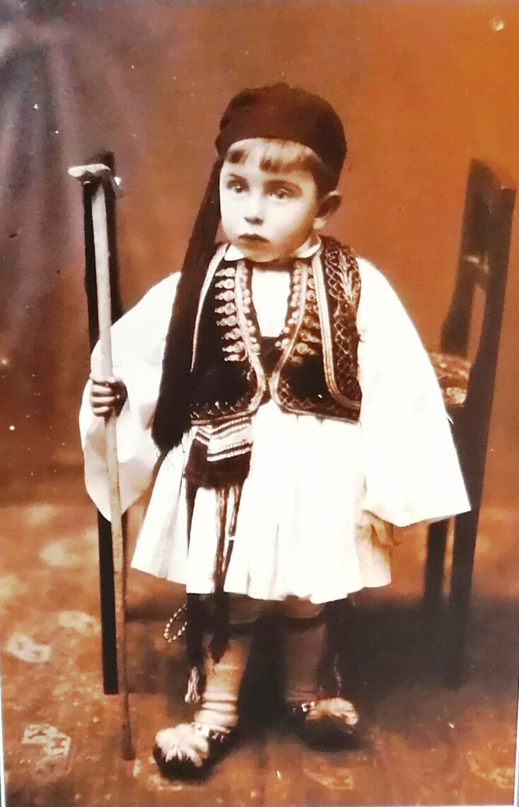 Μικρός Αθηναίος σε φωτογραφικό στούντιο, 1933. Συλλογή Νίκου Βατόπουλου