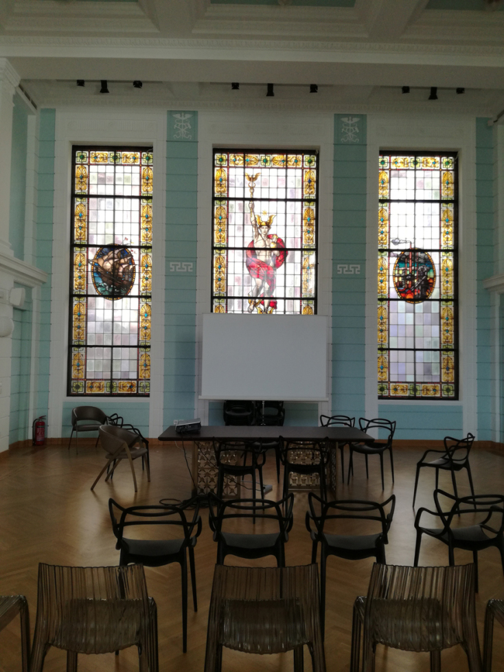 Η αίθουσα του πρόσφατα ανακαινισμένου κτιρίου του ΕΒΕΑ (Αthenaeum) με το μεγαλύτερο και εντυπωσιακότερο βιτρό της πόλης