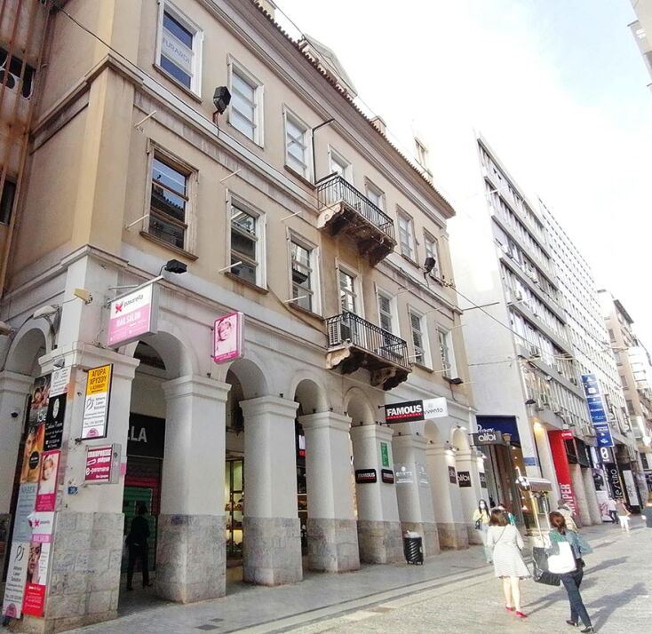  Ερμού 36.  Το κτίριο με τις καμάρες