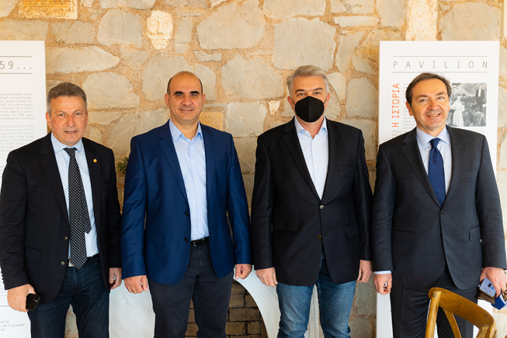 Την εκδήλωση τίμησαν με την παρουσία τους ο Βουλευτής Φωκίδας κ. Γιάννης Μπούγας, ο Δήμαρχος Δελφών κ. Παναγιώτης Ταγκαλής και ο Αντιπεριφερειάρχης Π.Ε. Φωκίδς κ. Παναγιώτης Δελμούζος.