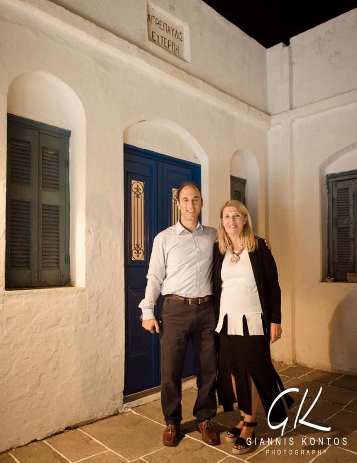 Η εγγονή του Θ. Σπεράντζα, κα Ε. Σπεράντζα-Σταθοπούλου, με τον γιο της και δισέγγονο του Θ. Σπεράντζα, Ιωάννη Σταθόπουλο, έξω από την Αγρέπαυλη Ευτέρπη