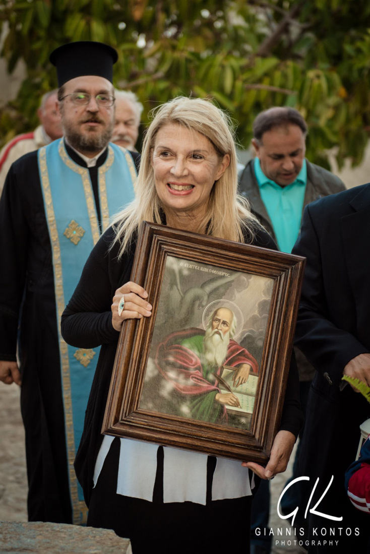 Η εγγονή του Θ. Σπεράντζα, Ευτέρπη Σπεράντζα-Σταθοπούλου πανηγυρίζει την εικόνα του Αγ. Ιωάννη του Θεολόγου