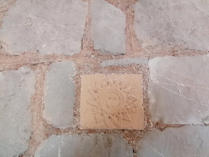 Παβίλιον - Ανάγλυφες τεχνοτροπίες στον τοίχο