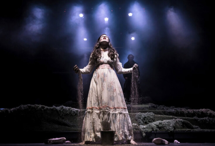 Η Ευγενία Δημητροπούλου στην παράσταση «Περηφάνια και προκατάληψη» στο θέατρο Αλκυονίς