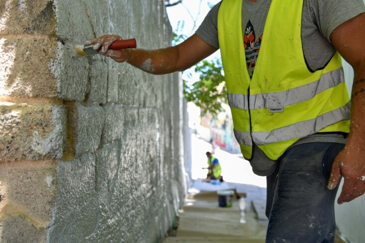 Δήμος Αθηναίων: Με μεγάλη επιχείρηση αντιγκράφιτι καθάρισαν επιφάνειες 8.200 τ.μ. της Πλάκας