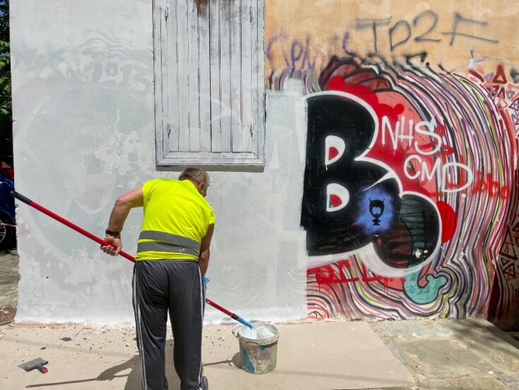 Δήμος Αθηναίων: Με μεγάλη επιχείρηση αντιγκράφιτι καθάρισαν επιφάνειες 8.200 τ.μ. της Πλάκας