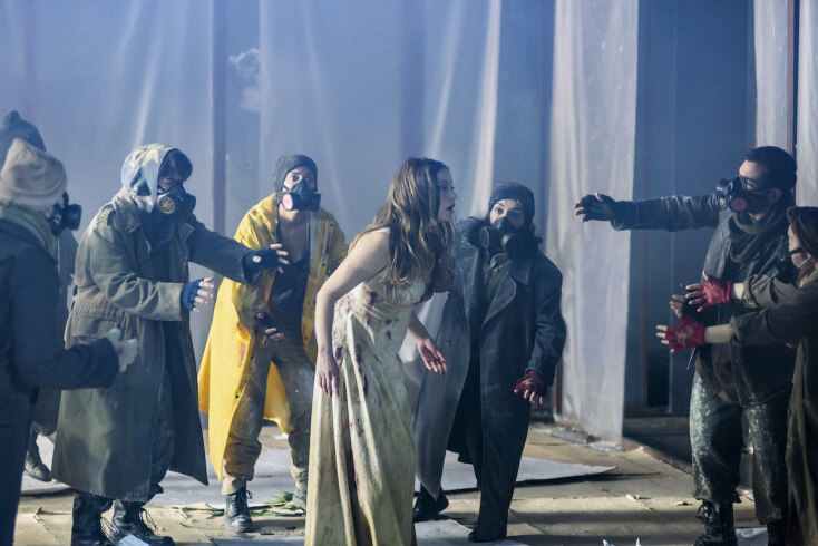 «Ελεύθεροι Πολιορκημένοι».Δεύτερη σκηνή της παράστασης. Στη μέση η Μούσα (Λένα Δροσάκη) ματωμένη και γύρω της οι πολιορκημένοι.