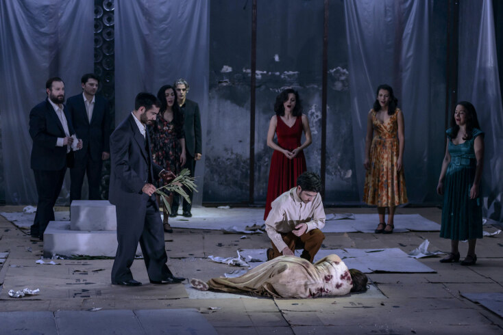 «Ελεύθεροι Πολιορκημένοι».Τρίτη σκηνή της παράστασης. Οι πολιορκημένοι φέρνουν λουλούδια στη Μούσα.