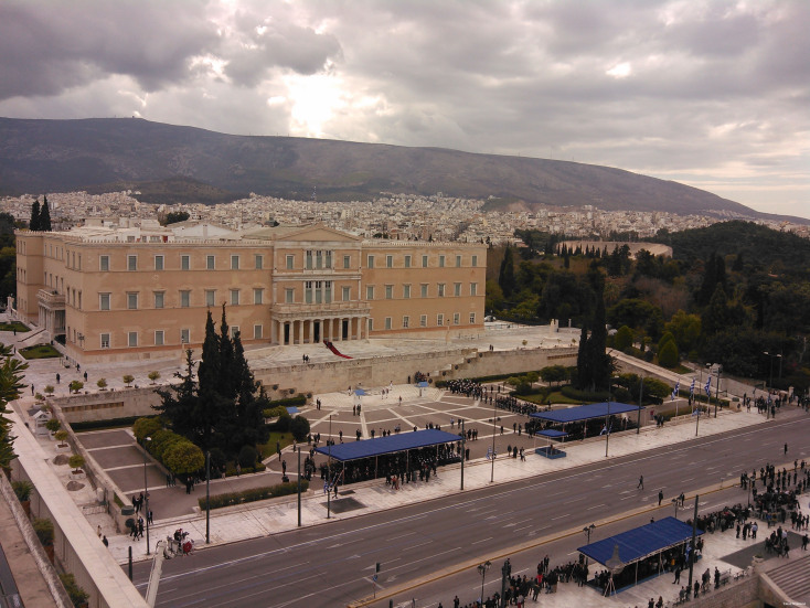 Το Ελληνικό Κοινοβούλιο, Αγνωστος Στρατιώτης (ή πλατεία της Βουλής)