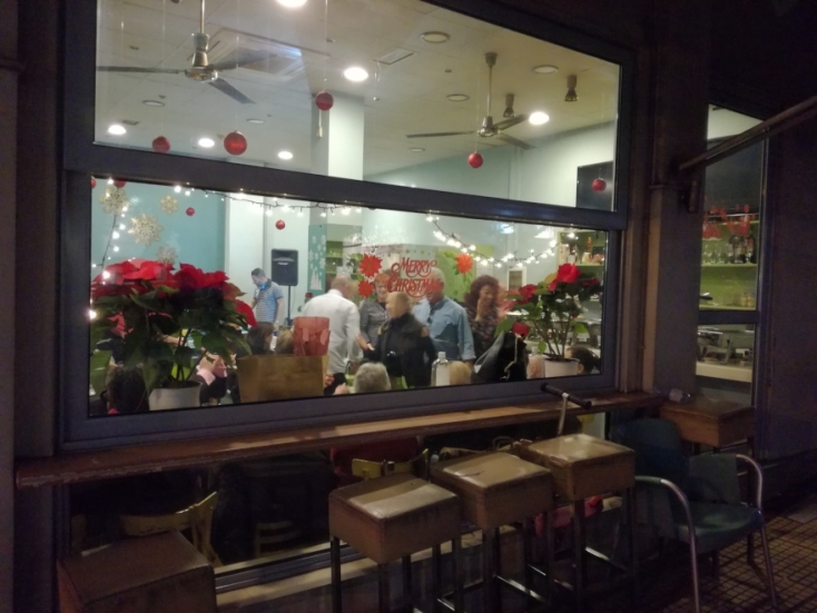 foto_72._to_kafeneio_toy_loyka_se_hristoygenniatiko_glenti.jpg