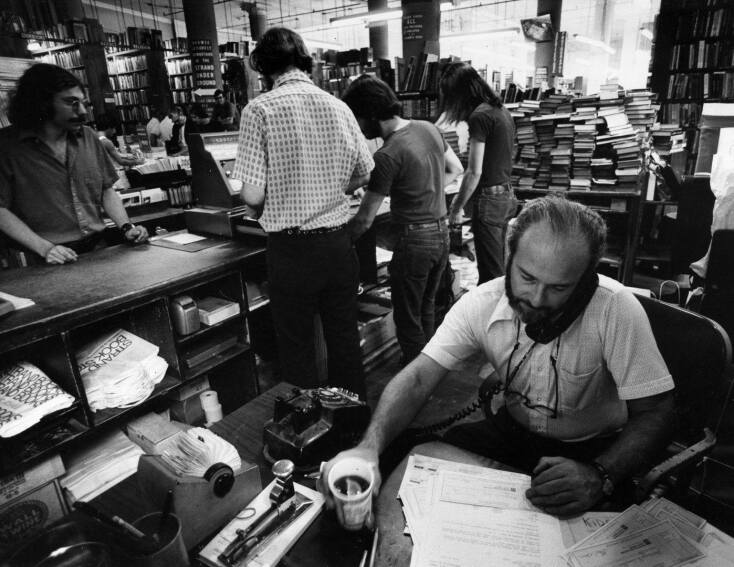 Ο δεύτερης γενιάς ιδιοκτήτης Φρεντ Μπας στο βιβλιοπωλείο Strand, τη δεκαετία του '70