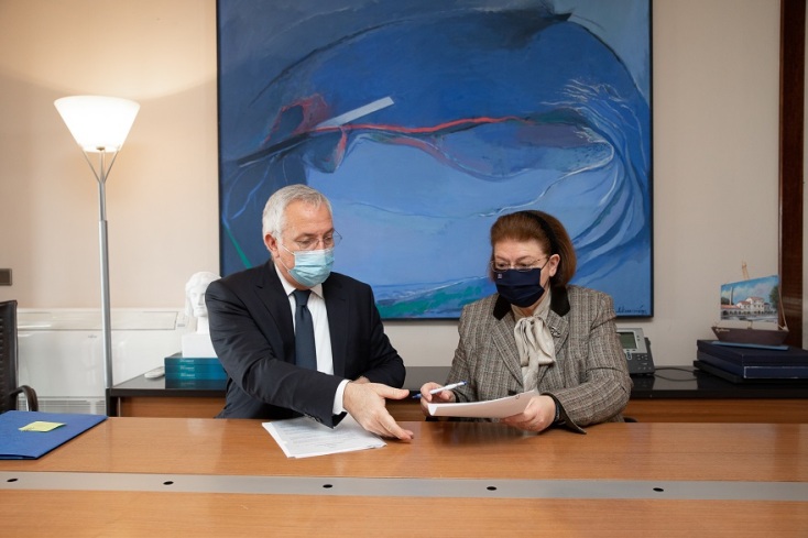 Η Υπουργός Πολιτισμού κ.Λίνα Μενδώνη και Αθλητισμού και ο Προέδρος και Διευθύνοντας Σύμβουλος του Ομίλου ΟΤΕ, κ. Μιχάλης Τσαμάζ.