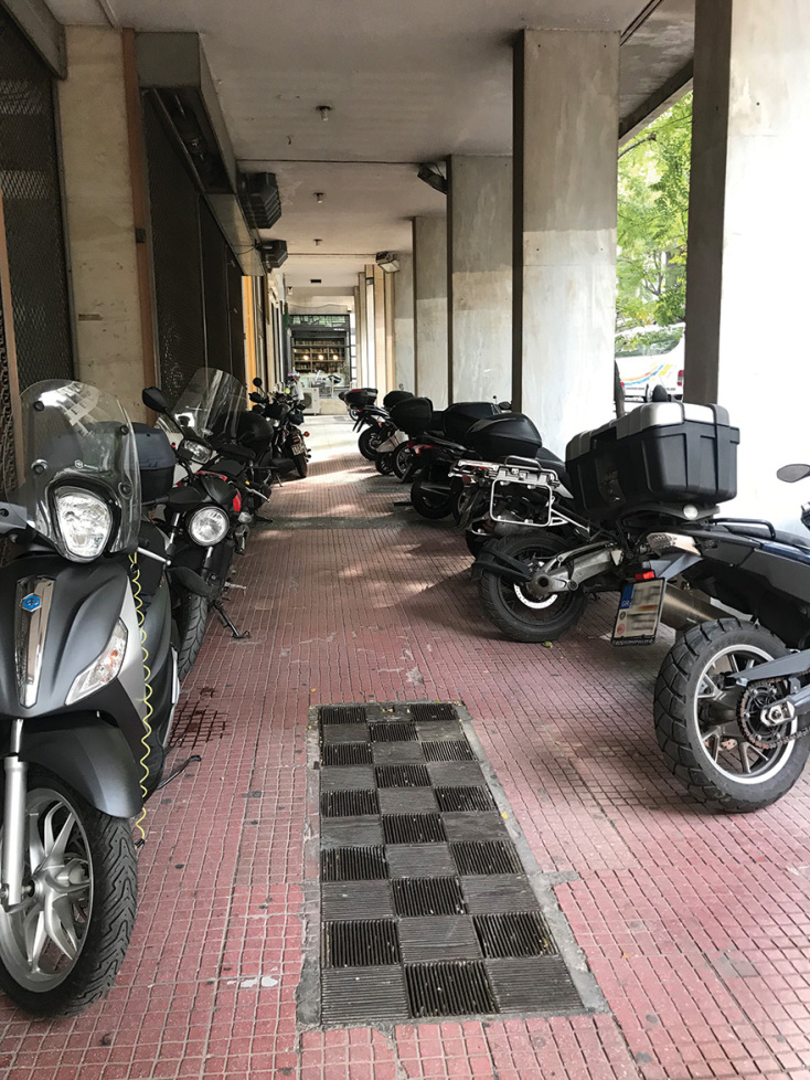 Διπλοπαρκαρισμένα μηχανάκια στο πεζοδρόμιο στην Ακαδημίας