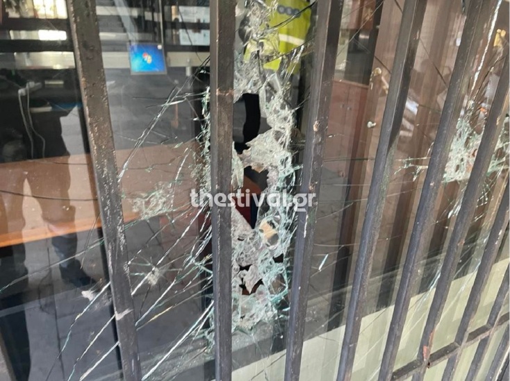 Στη συνέχεια αποχώρησαν από το σημείο, φωνάζοντας συνθήματα κατά του κράτους και υπέρ των συλληφθέντων για τα επεισόδια του περασμένου Σαββάτου.