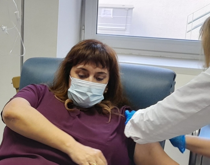 Η Γ. Πουλάκου εμβολιάστηκε την πρώτη μέρα των εμβολιασμών, μαζί με τιυς συναδέλφους της στο νοσοκομείο Σωτηρία