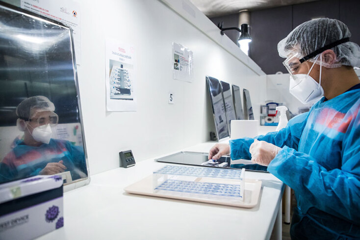 Υγειονομικοί στο Παρίσι διενεργούν rapid test για κορωνοϊό σε πολίτες