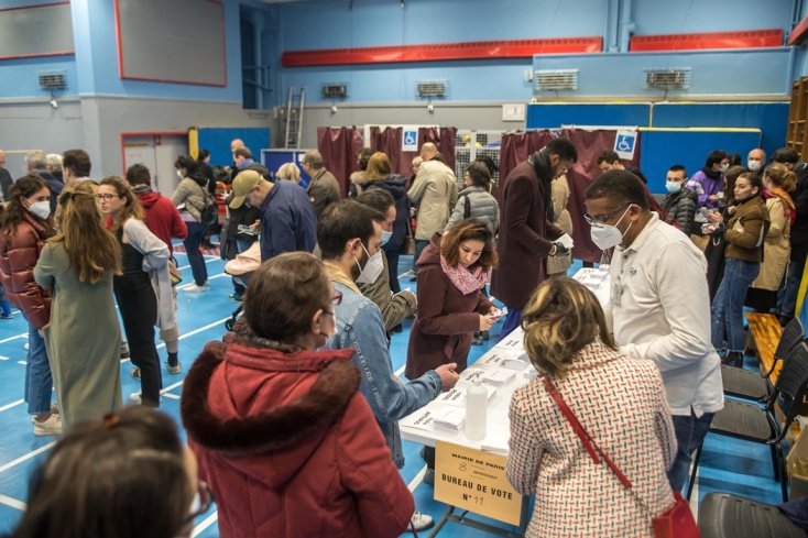 Προεδρικές Εκλογές στη Γαλλία: Πολίτες σε εκλογικό κέντρο έτοιμοι να ασκήσουν το εκλογικό τους δικαίωμα