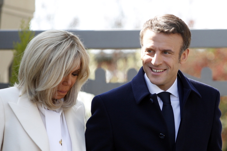 Προεδρικές Εκλογές στη Γαλλία: Το ζεύγος Εμανουέλ και Μπριζίτ Μακρόν φωτογραφίζονται έξω από εκλογικό κέντρο