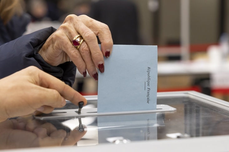 Προεδρικές Εκλογές στη Γαλλία: Γυναίκα με βαμμένα νύχια ρίχνει το ψηφοδέλτιο της στην κάλπη