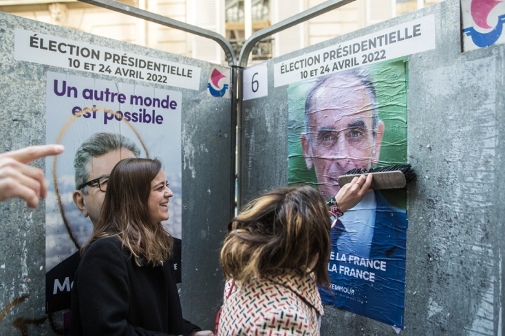 Προεδρικές Εκλογές στη Γαλλία: Πολίτες κολλούν αφίσες σε τοίχο για τους υποψηφίους