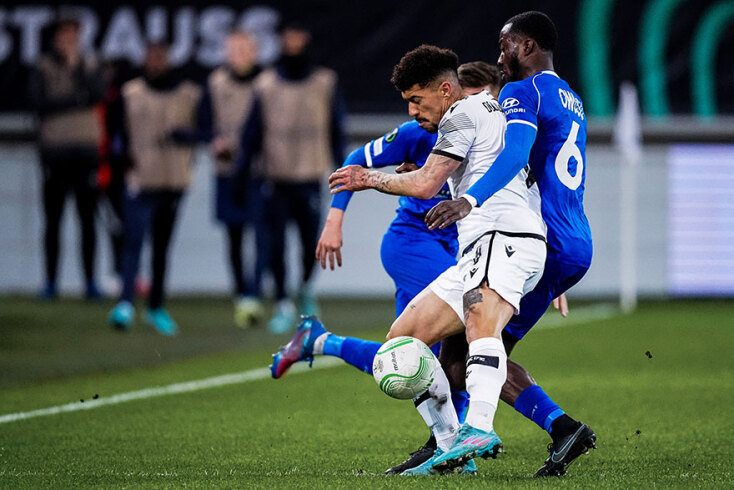 Στενό μαρκάρισμα δέχτηκε ο Αουγκούστο του ΠΑΟΚ από τους παίκτες της Γάνδης στο Βέλγιο για το Europa Conference League