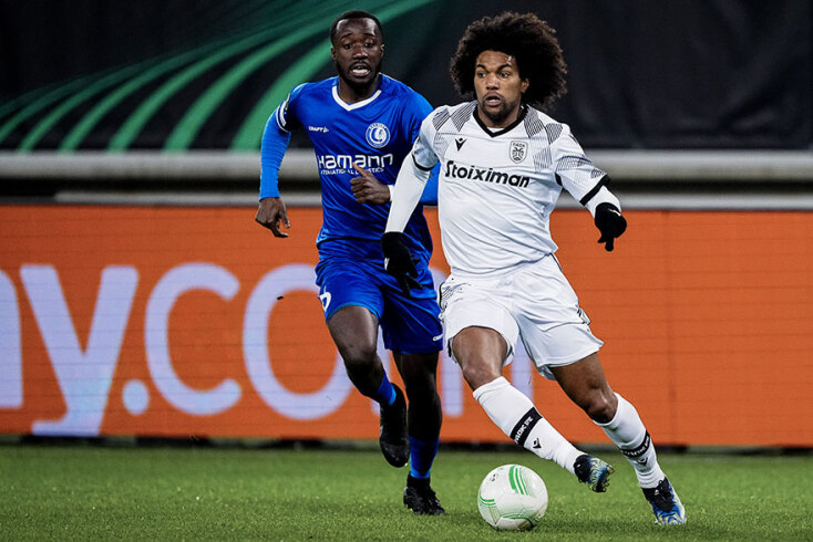 O Ντιέγκο Μπίσεσβαρ κρατά την μπάλα στον αγώνα Γάνδη - ΠΑΟΚ για το Europa Conference League