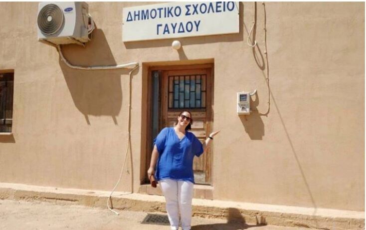 Η δασκάλα της Γαύδου, Μαρία Δανά, έξω από το σχολείο του νησιού