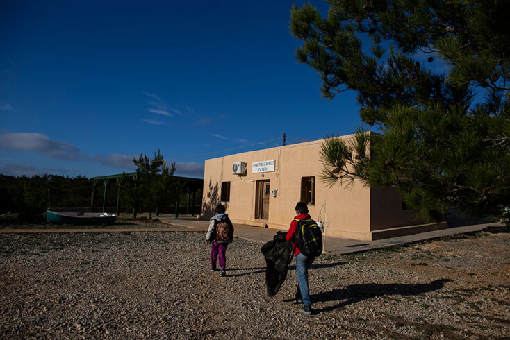 Γαύδος: Οι δύο μοναδικοί μαθητές του νησιού κατευθύνονται στο σχολείο