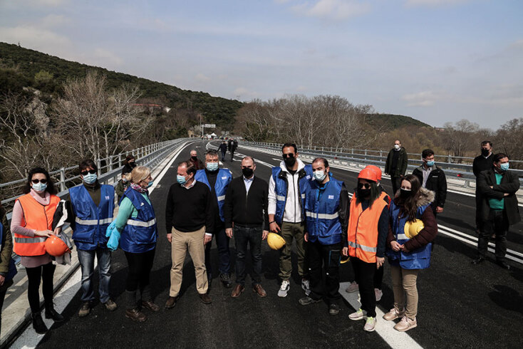 Τέμπη: Παραδόθηκε η γέφυρα Πηνειού παρουσία του υπουργού Υποδομών Κώστα Αχ. Καραμανλή