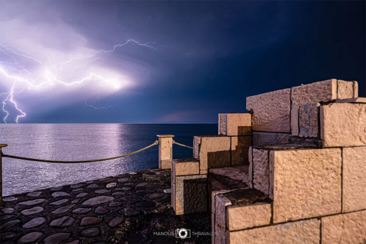 Κεραυνοί στη Σάμο σκίζουν τον νυχτερινό ουρανό, καταλήγοντας στη θάλασσα