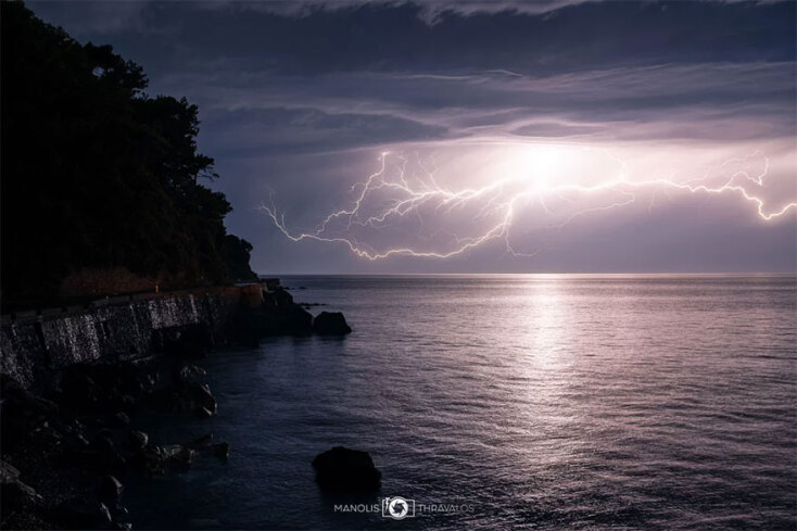 Η νύχτα έγινε μέρα στη Σάμο από τους κεραυνούς