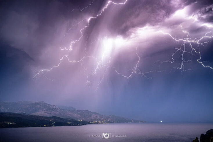 Εντυπωσιακοί κεραυνοί πάνω από τη Σάμο