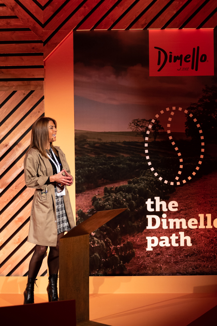 Είμαι η Νιόβη Καλλέργη, Aντιπρόεδρος και Διευθύντρια Marketing &amp; Επικοινωνίας της Kafea Terra. Μαζί μας κι ο Γ. Ιωσηφίδης, Πρόεδρος &amp; Διευθύνων Σύμβουλος κι ο γιος μας Ιορδάνης, στην ανάπτυξη Εxports &amp; Νew Business, 4 χρόνια κοντά μας , δίνει… φρέσκια ματ