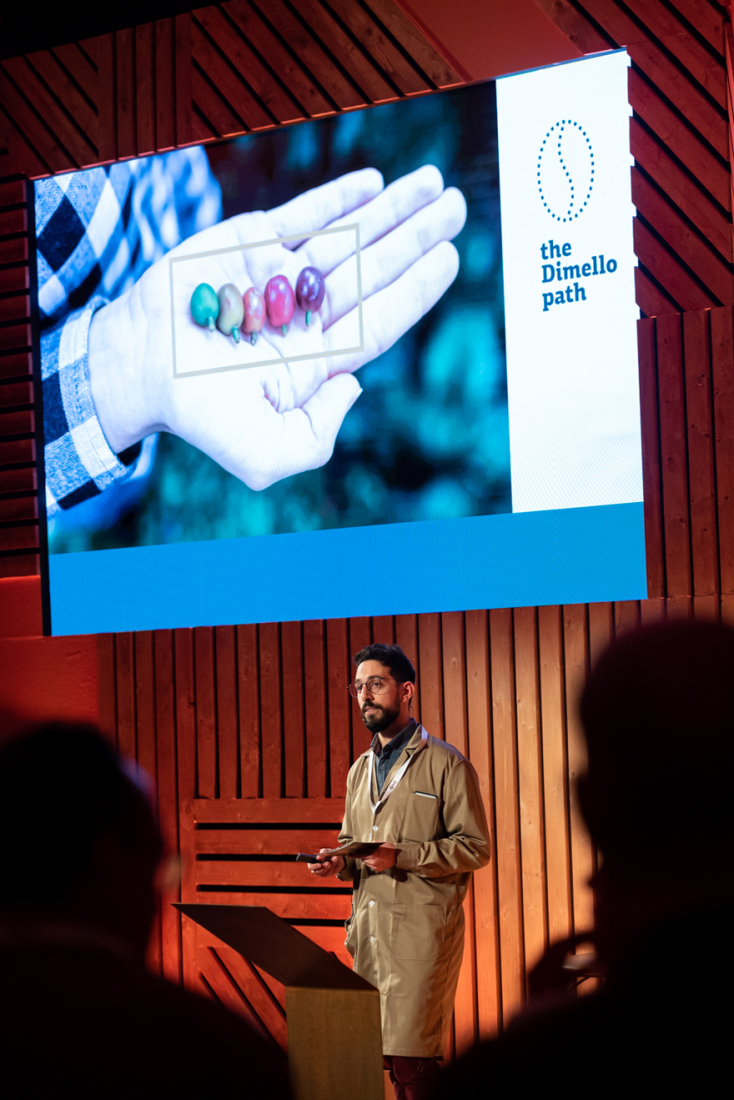 Ο Dimello άνοιξε τις πόρτες του εργοστασίου του σε μια εκδήλωση η οποία ολοκληρώθηκε με γεύμα το οποίο είχε σχεδιάσει ο chef Δημήτρης Σκαρμούτσος.