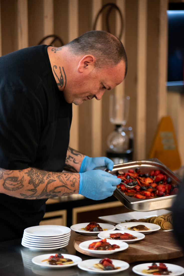 Ο Dimello άνοιξε τις πόρτες του εργοστασίου του σε μια εκδήλωση η οποία ολοκληρώθηκε με γεύμα το οποίο είχε σχεδιάσει ο chef Δημήτρης Σκαρμούτσος.