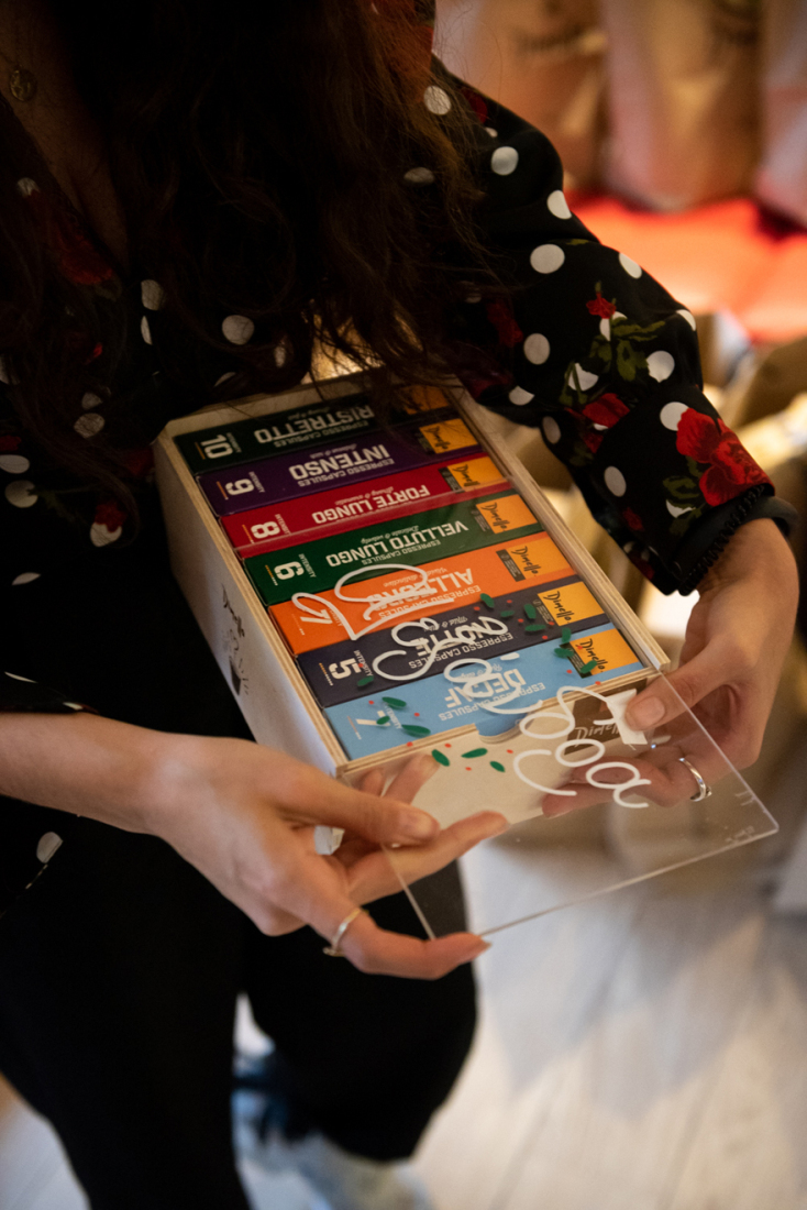 Ο Dimello άνοιξε τις πόρτες του εργοστασίου του σε μια εκδήλωση η οποία ολοκληρώθηκε με γεύμα το οποίο είχε σχεδιάσει ο chef Δημήτρης Σκαρμούτσος.