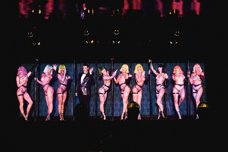 Ο George Bangable με τις χορεύτριες στη σκηνή του Crazy Horse.