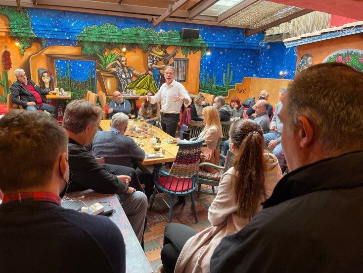 Ο υποψήφιος για την ηγεσία του ΚΙΝΑΛ, Παύλος Γερουλάνος, μιλά με πολίτες στη Νέα Φιλαδέλφεια. 