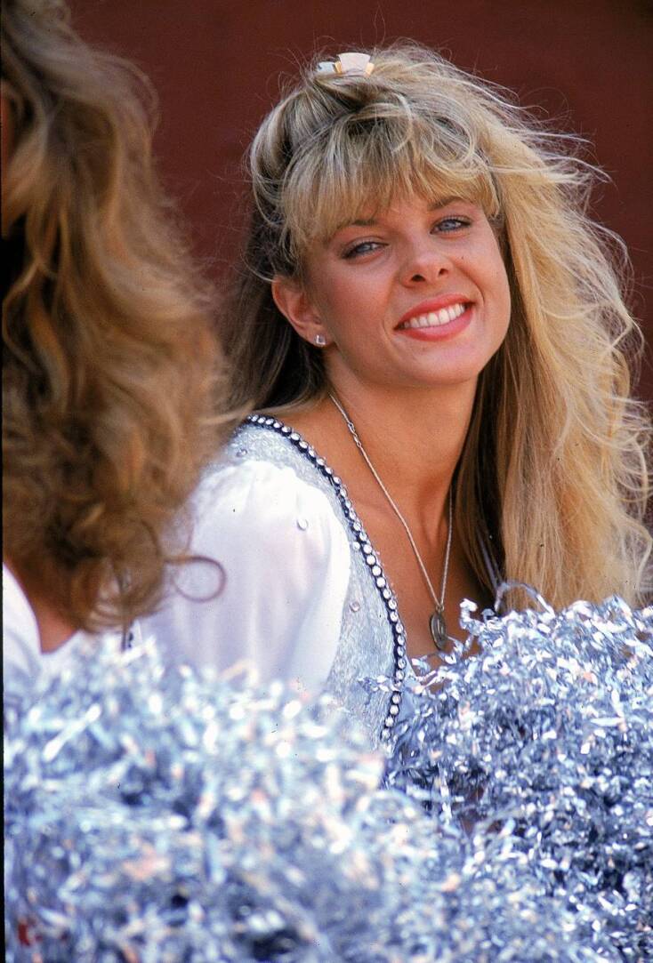 H Λίντα Σόμπεκ, μαζορέτα των Los Angeles Raiders, κατά τη διάρκεια αγώνα με τους Chicago Bears.