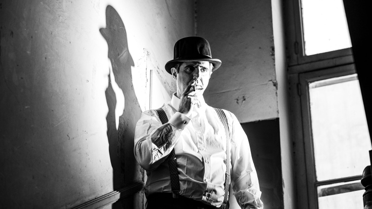 Ο Γιώργος Γάλλος φωτογραφίζεται για την ATHENS VOICE στο πιο παλιό πουκαμισάδικο της Αθήνας